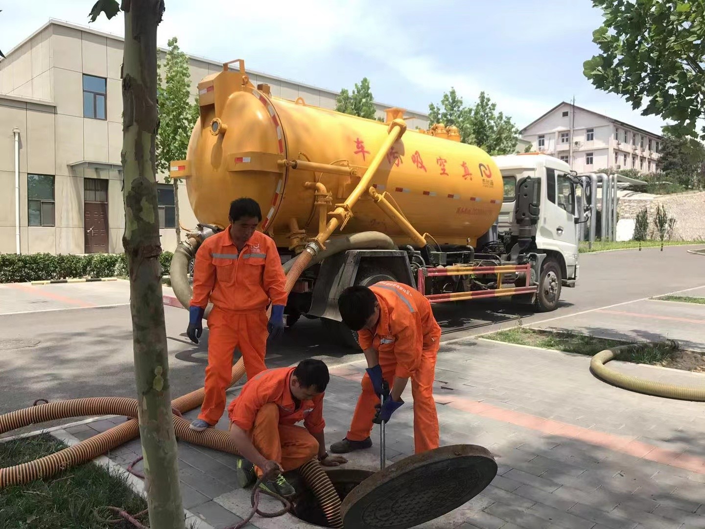 麻涌镇管道疏通车停在窨井附近