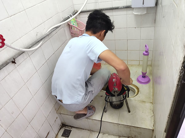 麻涌镇管道堵塞冒臭气 专业师傅现场解决问题
